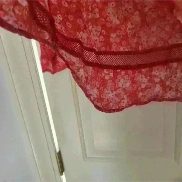 Gap Red Floral Mesh Detail Top Size L - Picture 4 of 9